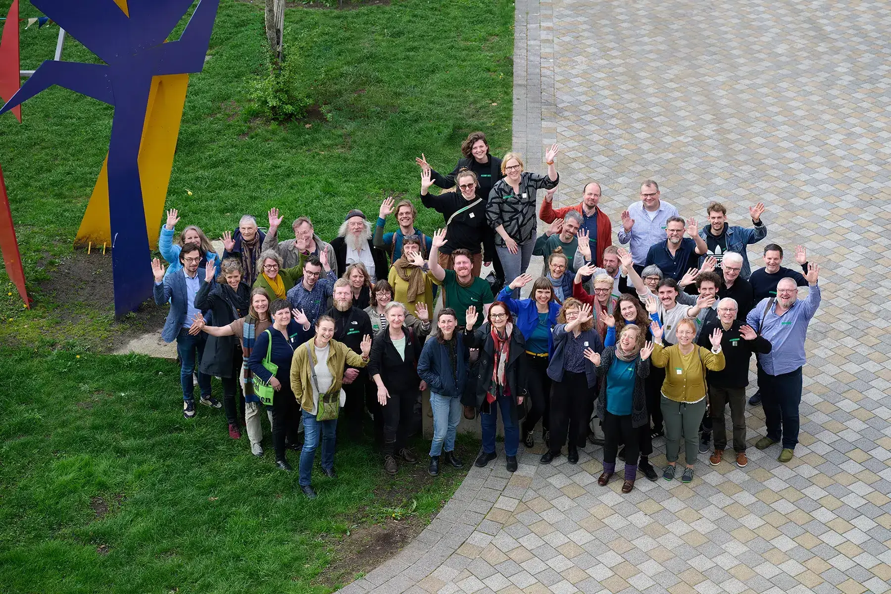 Gruppe von Menschen die winken