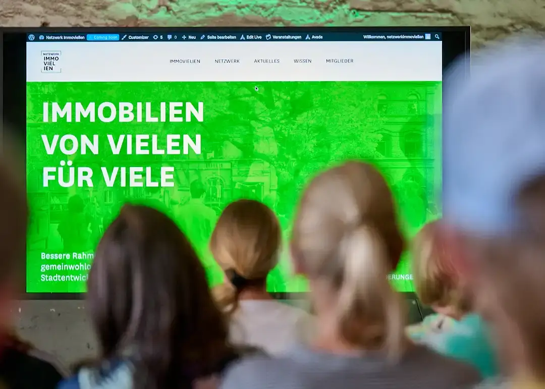 Foto von der Präsentation der neuen Webseite vor Publikum beim Netzwerktreffen 2025 in Köln